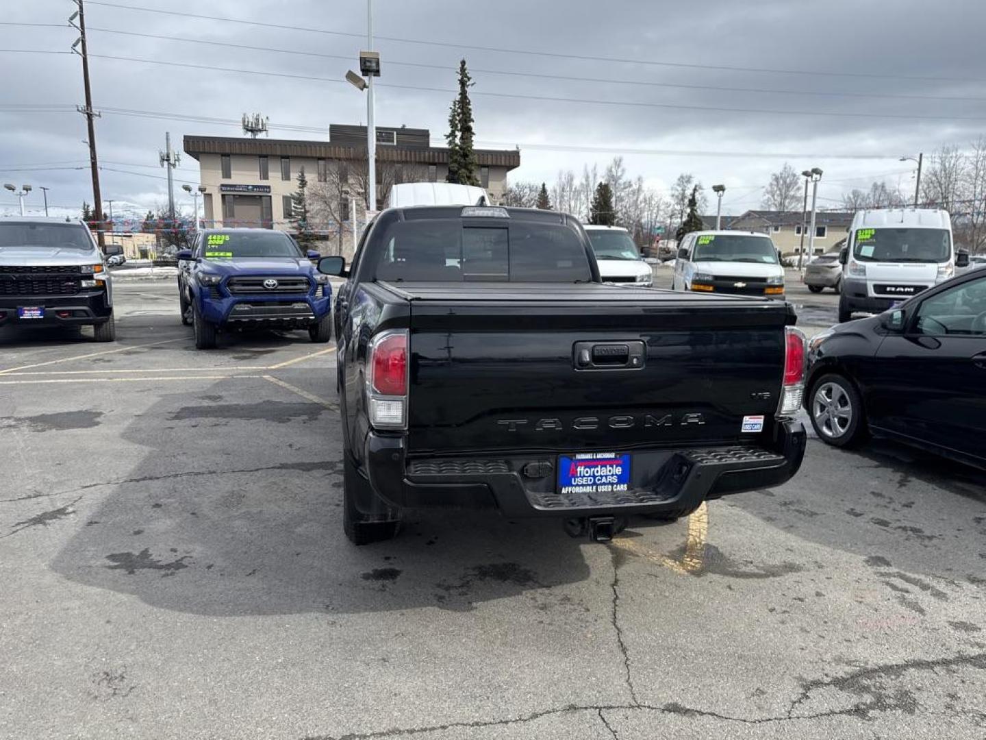 2022 BLACK TOYOTA TACOMA DOUBLE CAB (3TMDZ5BN7NM) with an 3.5L engine, Automatic transmission, located at 929 East 8th Ave, Anchorage, AK, 99501, (907) 274-2277, 61.214783, -149.866074 - Photo#2