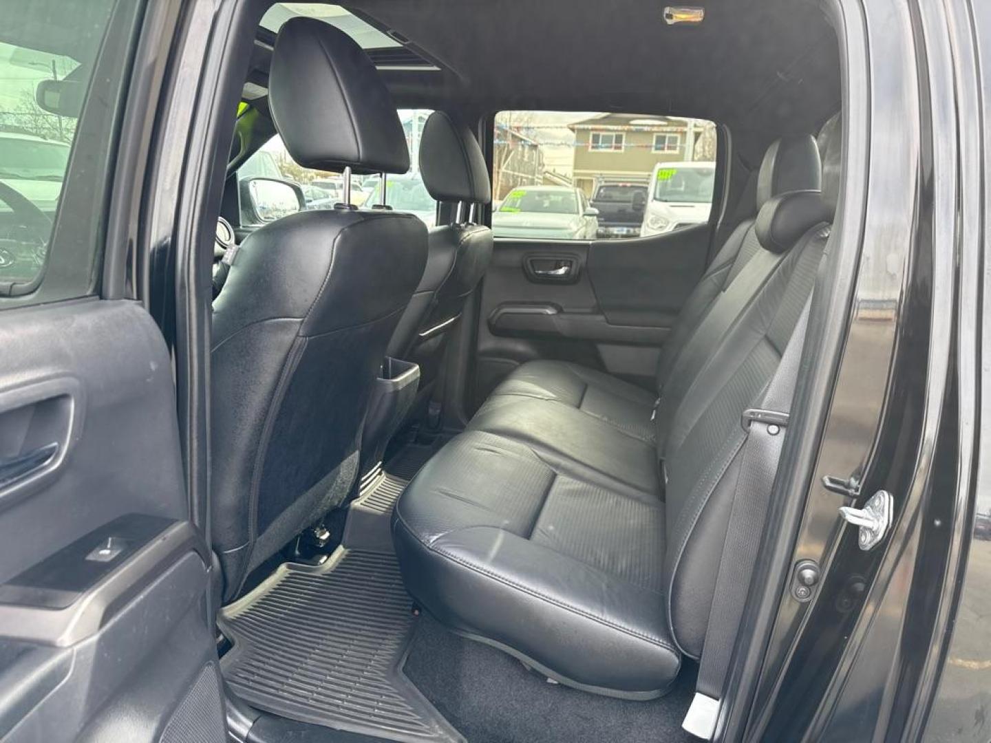 2022 BLACK TOYOTA TACOMA DOUBLE CAB (3TMDZ5BN7NM) with an 3.5L engine, Automatic transmission, located at 929 East 8th Ave, Anchorage, AK, 99501, (907) 274-2277, 61.214783, -149.866074 - Photo#3