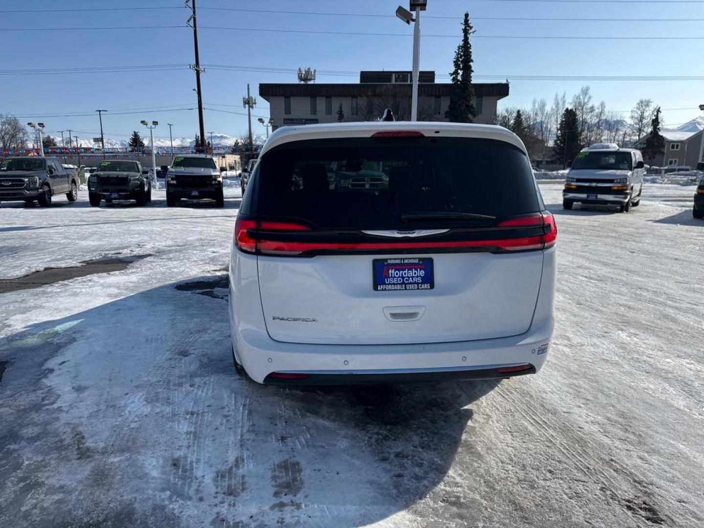 2025 WHITE CHRYSLER PACIFICA SELECT (2C4RC1BG2SR) with an 3.6L engine, Automatic transmission, located at 929 East 8th Ave, Anchorage, AK, 99501, (907) 274-2277, 61.214783, -149.866074 - Photo#2