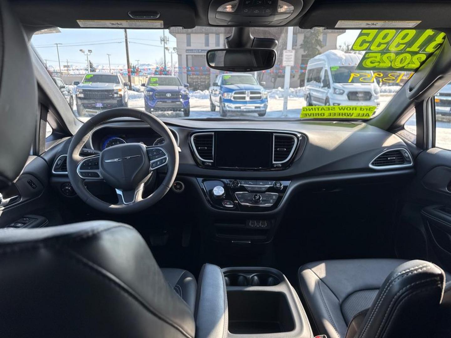 2025 WHITE CHRYSLER PACIFICA SELECT (2C4RC1BG2SR) with an 3.6L engine, Automatic transmission, located at 929 East 8th Ave, Anchorage, AK, 99501, (907) 274-2277, 61.214783, -149.866074 - Photo#4