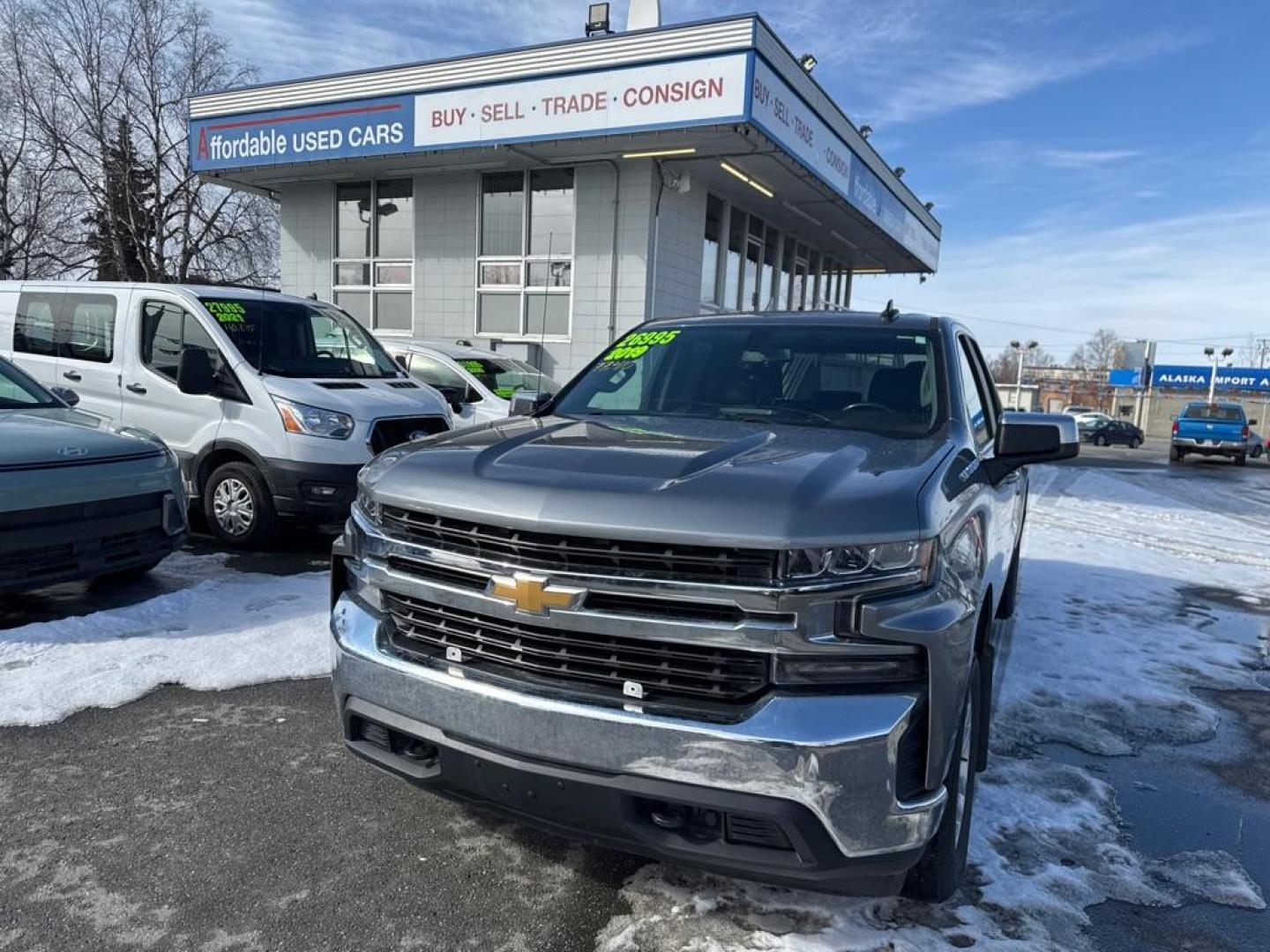 2019 GRAY CHEVROLET SILVERADO 1500 LT (1GCRYDED3KZ) with an 5.3L engine, Automatic transmission, located at 929 East 8th Ave, Anchorage, AK, 99501, (907) 274-2277, 61.214783, -149.866074 - Photo#0