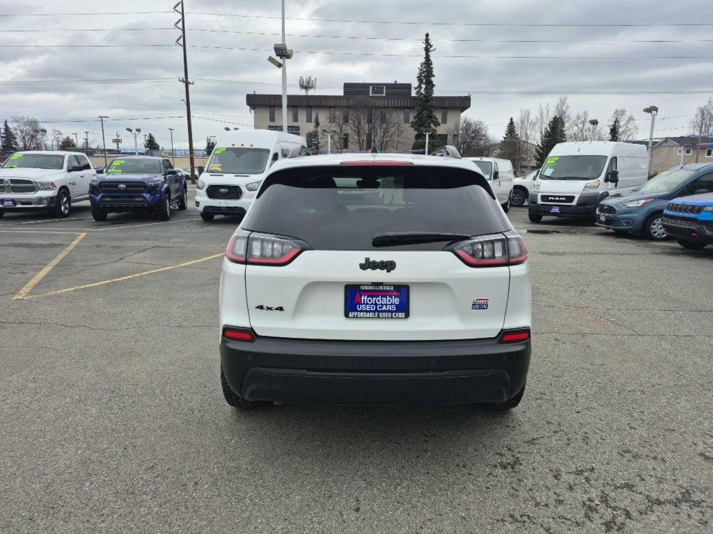 2023 WHITE JEEP CHEROKEE ALTITUDE LUX (1C4PJMMB4PD) with an 2.4L engine, Automatic transmission, located at 929 East 8th Ave, Anchorage, AK, 99501, (907) 274-2277, 61.214783, -149.866074 - Photo#2