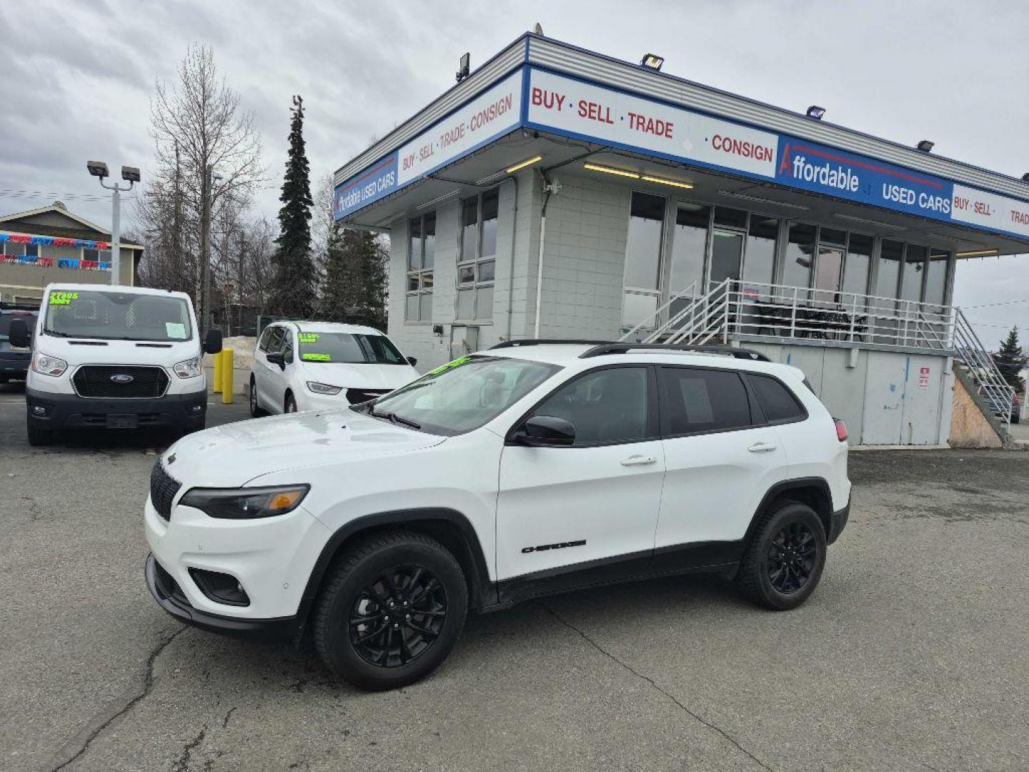 2023 WHITE JEEP CHEROKEE ALTITUDE LUX (1C4PJMMB4PD) with an 2.4L engine, Automatic transmission, located at 929 East 8th Ave, Anchorage, AK, 99501, (907) 274-2277, 61.214783, -149.866074 - Photo#4