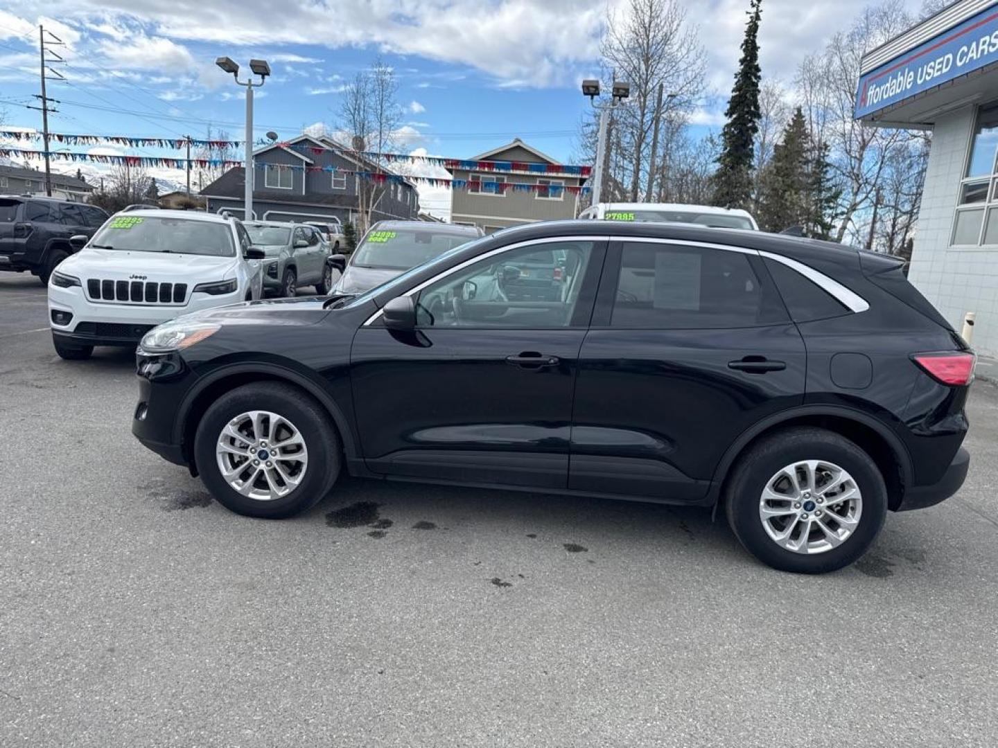 2022 BLACK FORD ESCAPE SE (1FMCU9G65NU) with an 1.5L engine, Automatic transmission, located at 929 East 8th Ave, Anchorage, AK, 99501, (907) 274-2277, 61.214783, -149.866074 - Photo#1