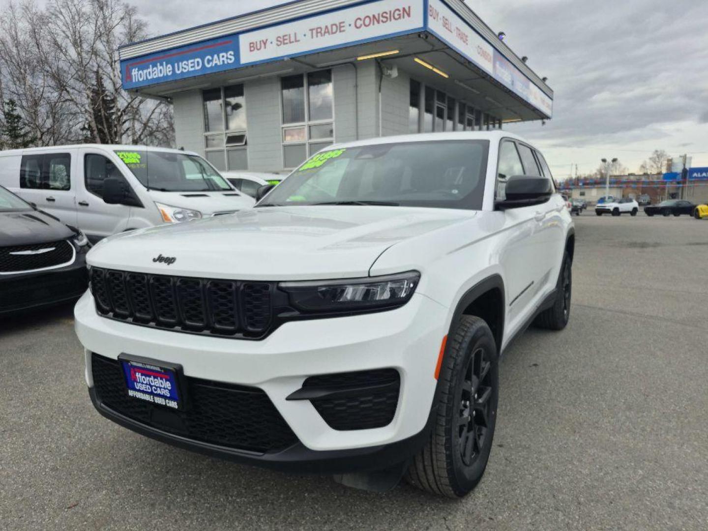 2024 WHITE JEEP GRAND CHEROKEE LAREDO (1C4RJHAGXR8) with an 3.6L engine, Automatic transmission, located at 929 East 8th Ave, Anchorage, AK, 99501, (907) 274-2277, 61.214783, -149.866074 - Photo#0