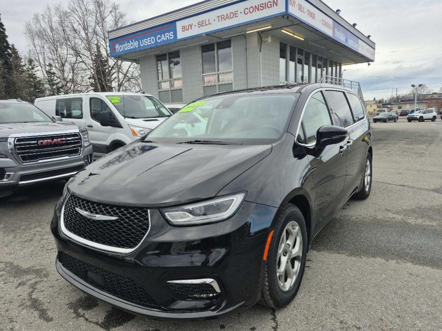 2024 BLACK CHRYSLER PACIFICA LMTD LIMITED (2C4RC1GG5RR) with an 3.6L engine, Automatic transmission, located at 929 East 8th Ave, Anchorage, AK, 99501, (907) 274-2277, 61.214783, -149.866074 - Photo#0