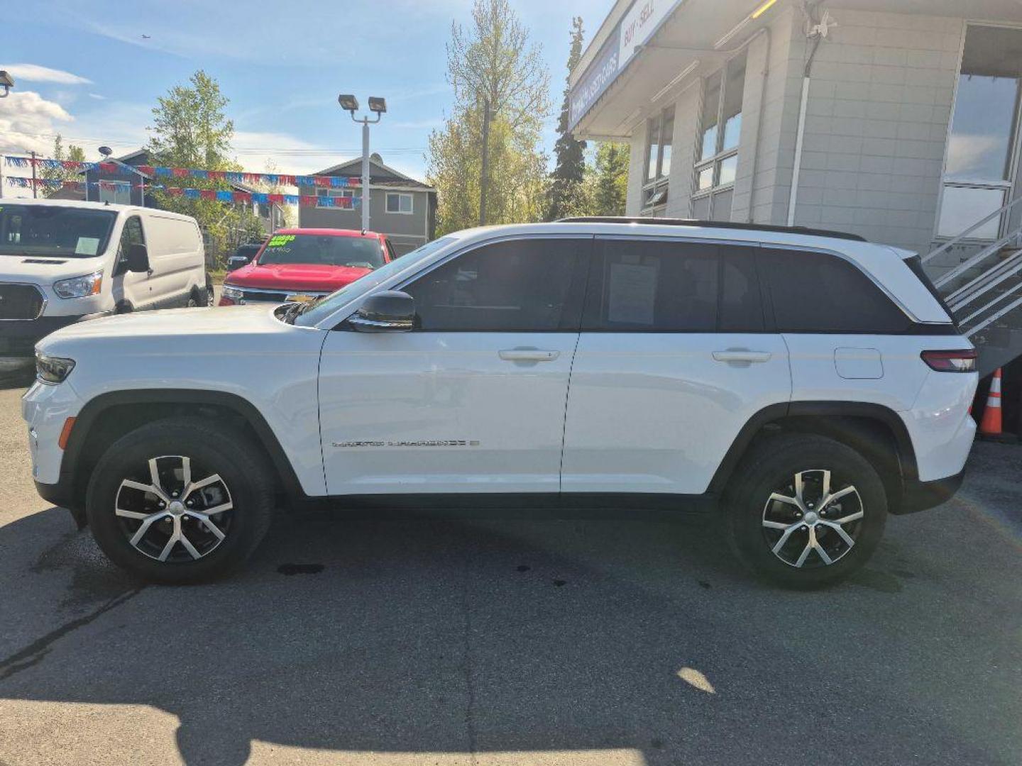 2024 JEEP GRAND CHEROKEE LIMITED (1C4RJHBG9RC) with an 3.6L engine, Automatic transmission, located at 929 East 8th Ave, Anchorage, AK, 99501, (907) 274-2277, 61.214783, -149.866074 - Photo#1