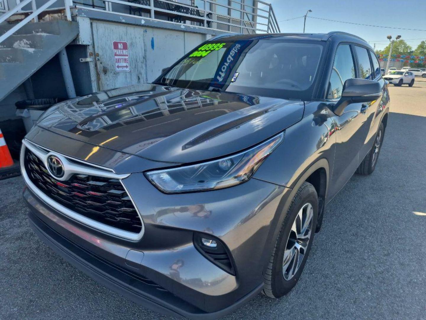 2024 GRAY TOYOTA HIGHLANDER XLE (5TDKDRBH3RS) with an 2.4L engine, Automatic transmission, located at 929 East 8th Ave, Anchorage, AK, 99501, (907) 274-2277, 61.214783, -149.866074 - Photo#0