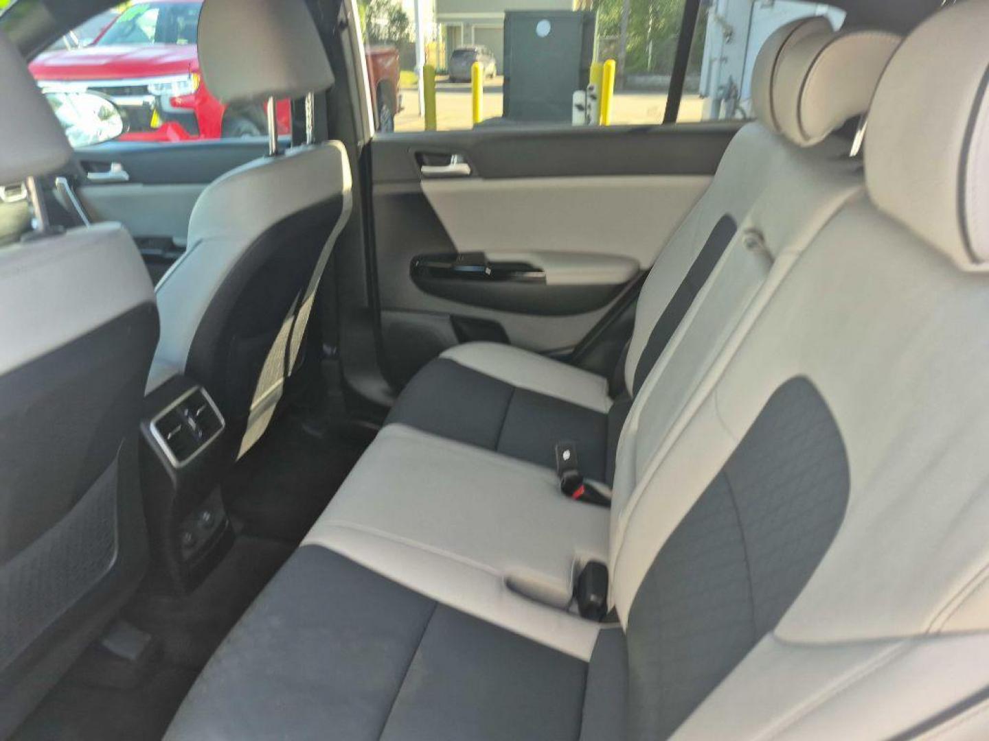 2018 WHITE KIA SPORTAGE EX (KNDPNCAC6J7) with an 2.4L engine, Automatic transmission, located at 929 East 8th Ave, Anchorage, AK, 99501, (907) 274-2277, 61.214783, -149.866074 - Photo#3